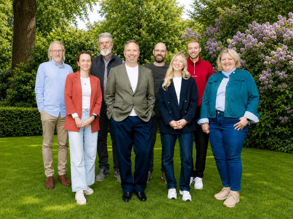 Das Team der Kanzlei Dorfmüller vor der Kanzleivilla in Remscheid